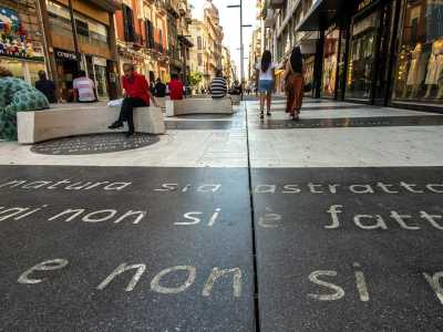 ...entriamo nel �salotto letterario�, dove il pavimento riproduce poesie e passi narrativi